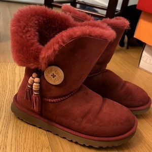 UGG Bailey with Charm size 7